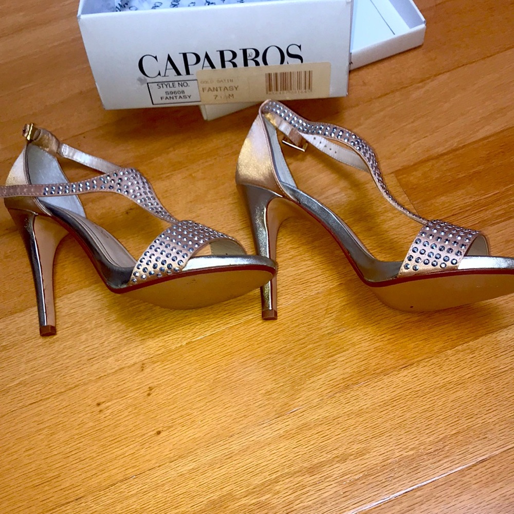 NWT beautiful gold shoes Caparros